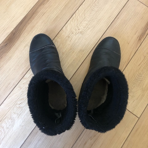 Chanel shearling boots 39.5 US 8.5 - Picture 2 of 10